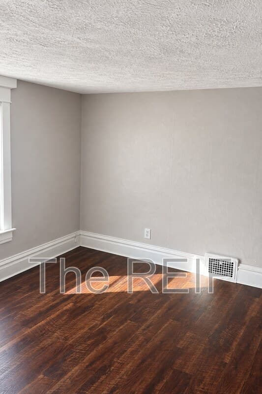 Lansing Condo: 513 North Magnolia Avenue 2nd Floor
