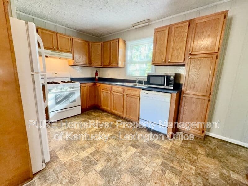 Harrodsburg House: 667 Valley Dr