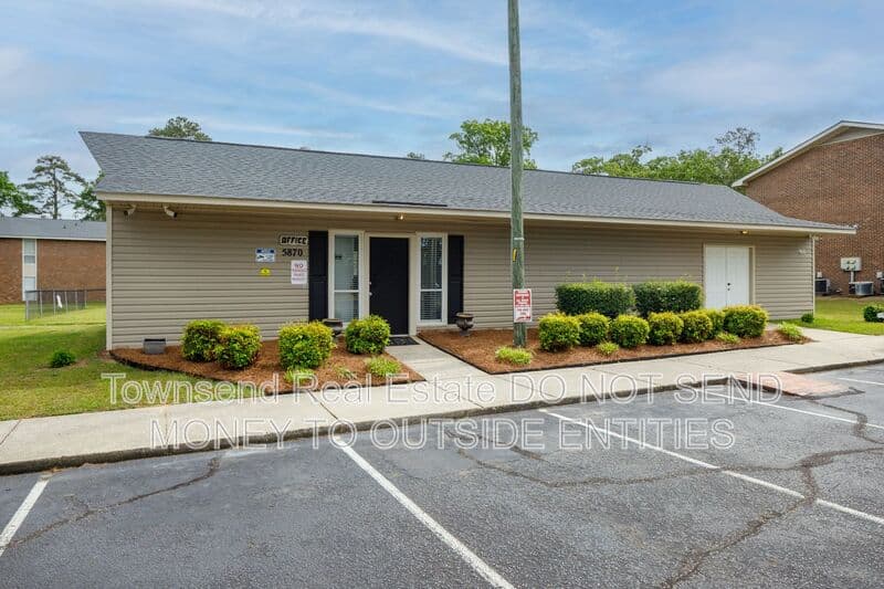 Fayetteville House: 5853-H Century Oaks Drive