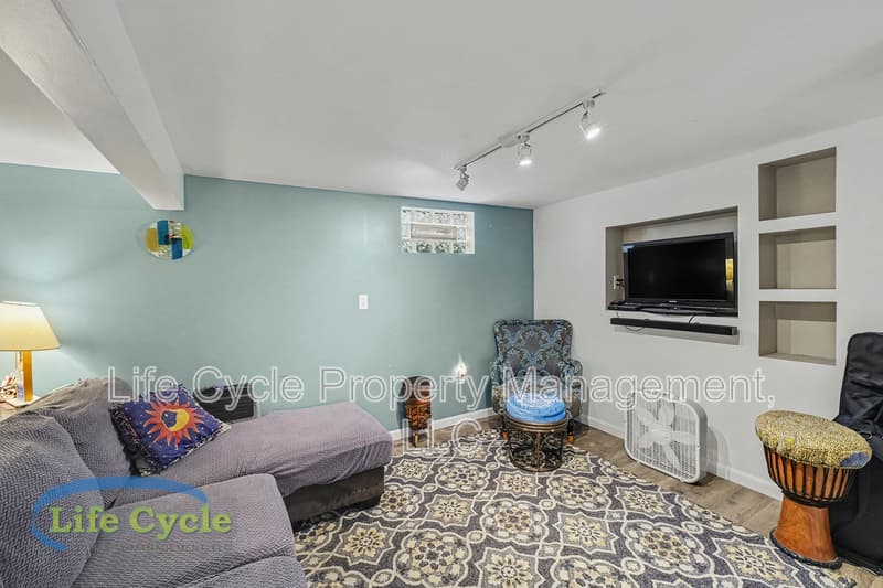 Wyoming House: 2052 Collingwood Avenue Southwest