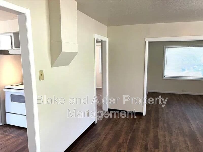 Gladstone House: 1425 Beverly Dr