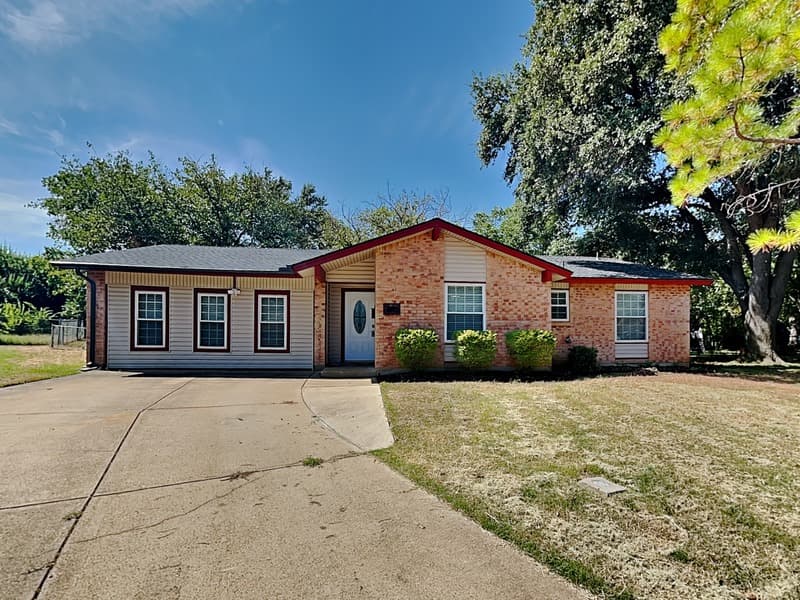 Euless House: 300 Newport Cir