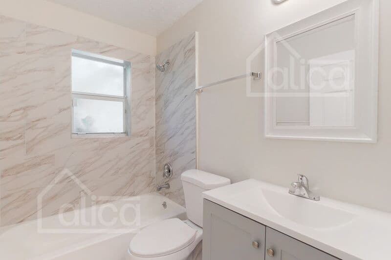 Riviera Beach House: 742 W 6th St
