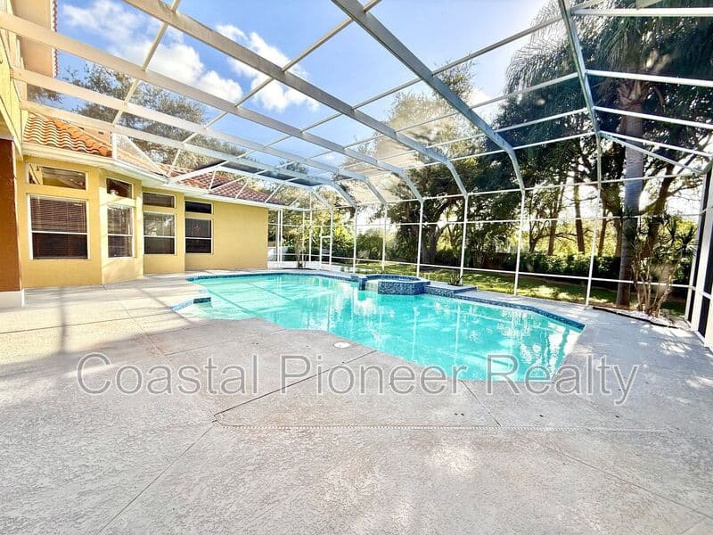 Largo House: 10334 Longwood Dr