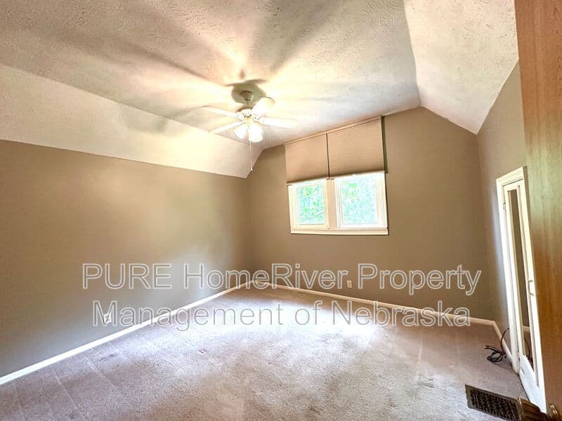 Omaha House: 1009 N 49th Ave