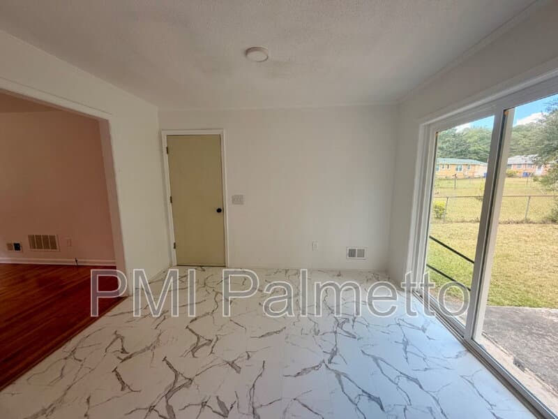 Columbia House: 1805 Carousel Cir