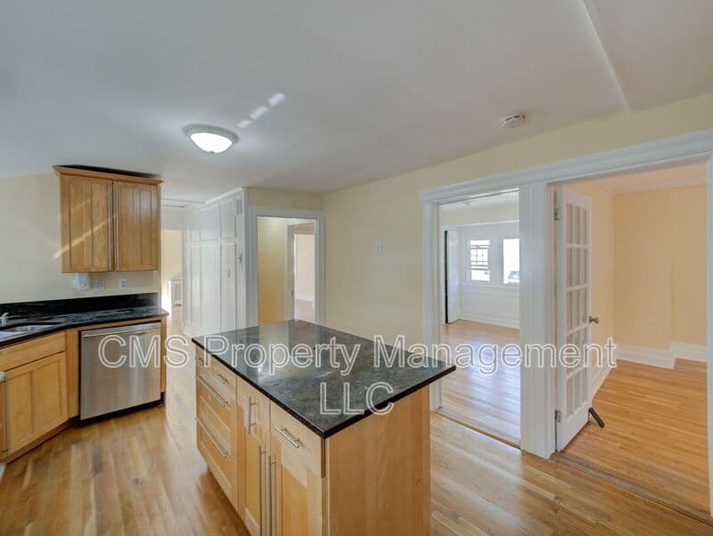 West Orange House: 14 Winding Way