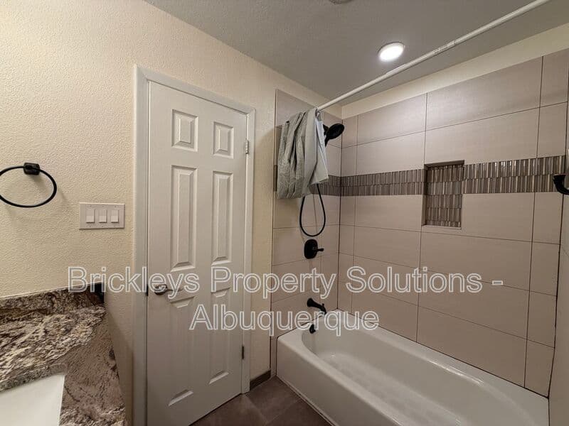 Albuquerque House: 2808 Charleston St NE
