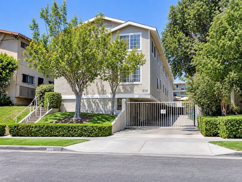 Inglewood Condo: 741 Venice Way
