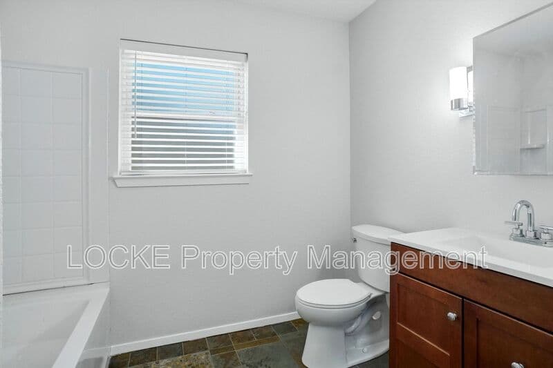 Benbrook House: 1004 Usher St