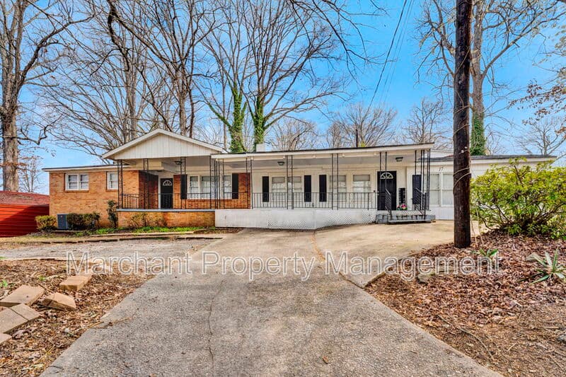Greenville House: 17 Miracle Drive