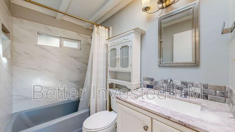 Santa Rosa House: 311 Lomitas Ln