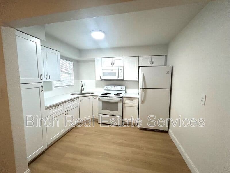 Clearwater House: 200 Waverly Way