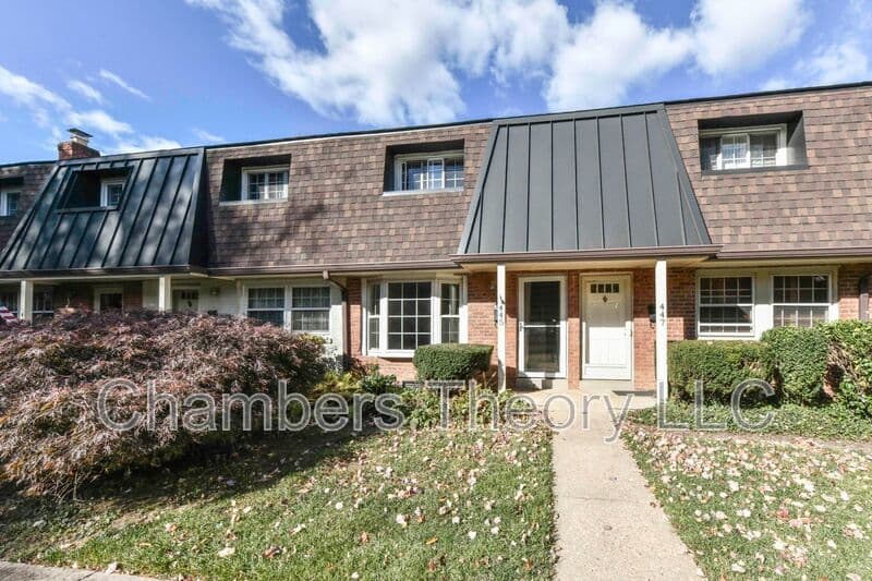 Falls Church Condo: 445 Hampton Ct