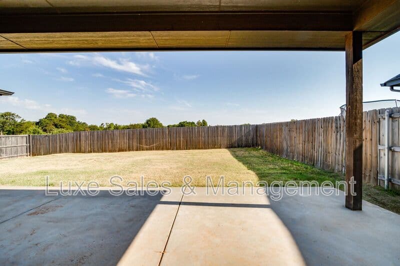 Edmond House: 6133 Oxnard St
