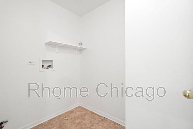 Hoffman Estates House: 6087 Halloran