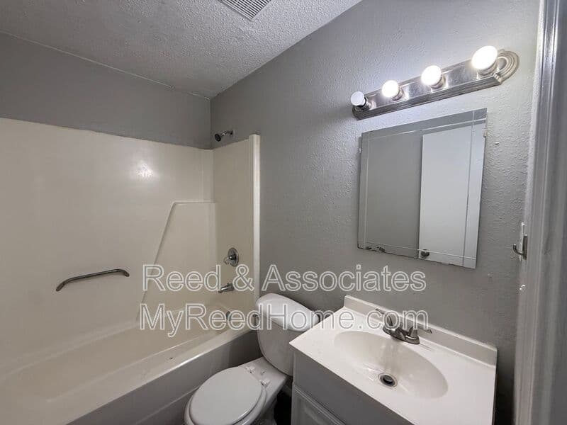 Southaven House: 892 Oaklawn Place