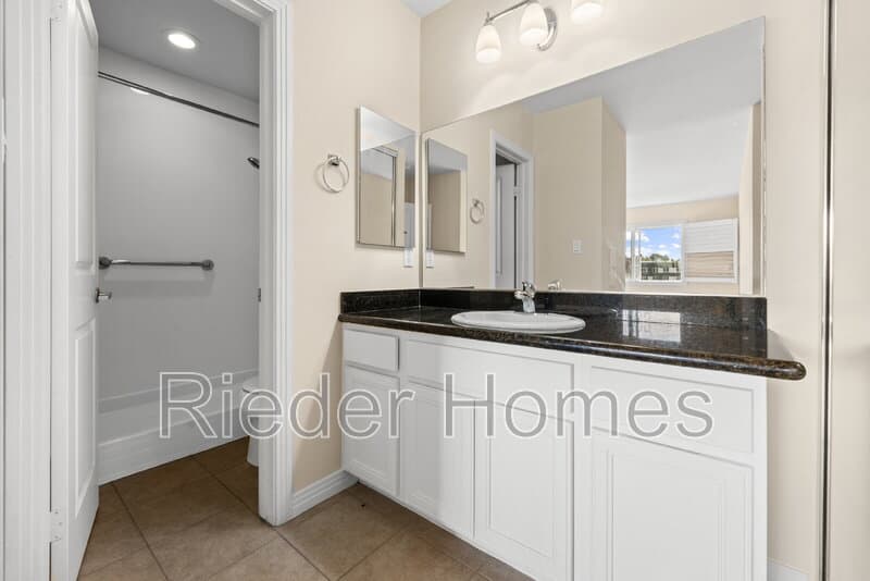 San Diego House: 6120 Decena Dr