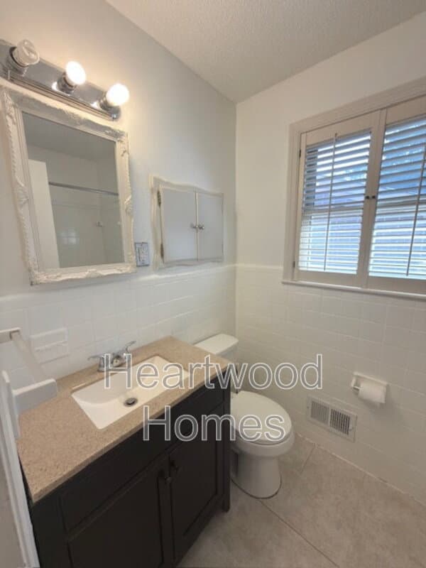 Columbia House: 1213 Deerwood Street