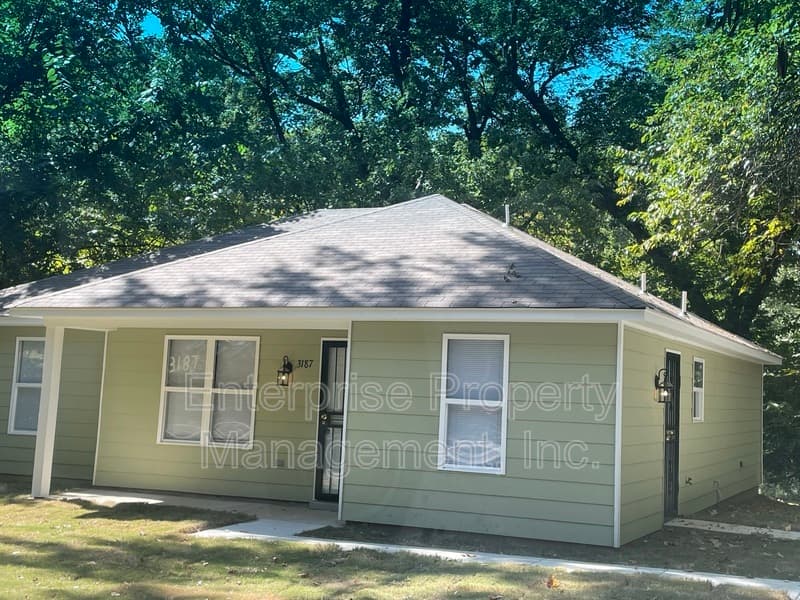 Memphis House: 3187 E Shirley Circle