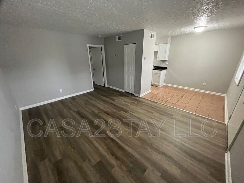 Radcliff Condo: 670 Knox Blvd