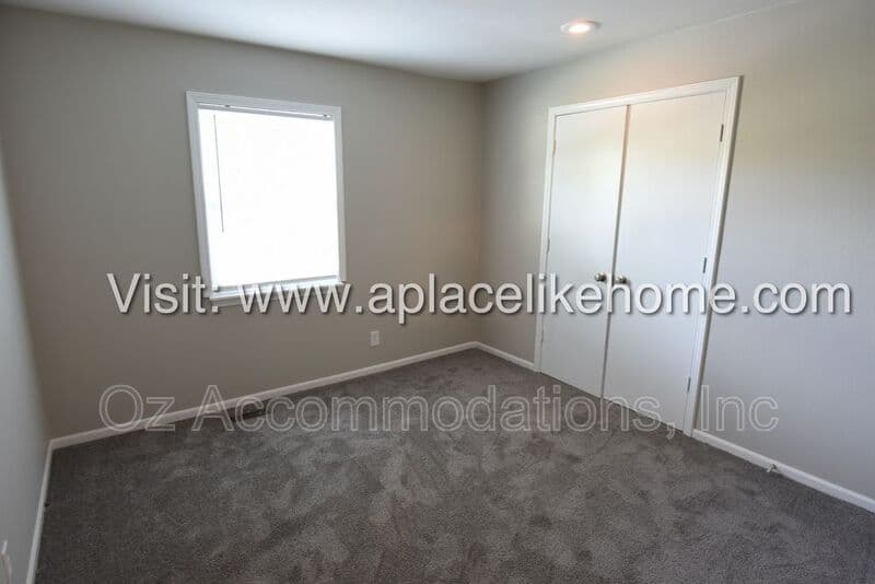 Olathe House: 14120 S Raintree Dr