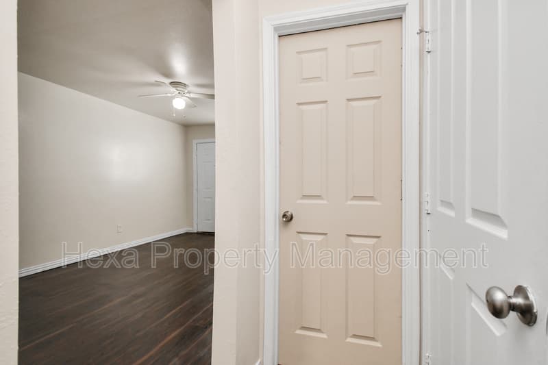 Houston Condo: 4207 Phlox St