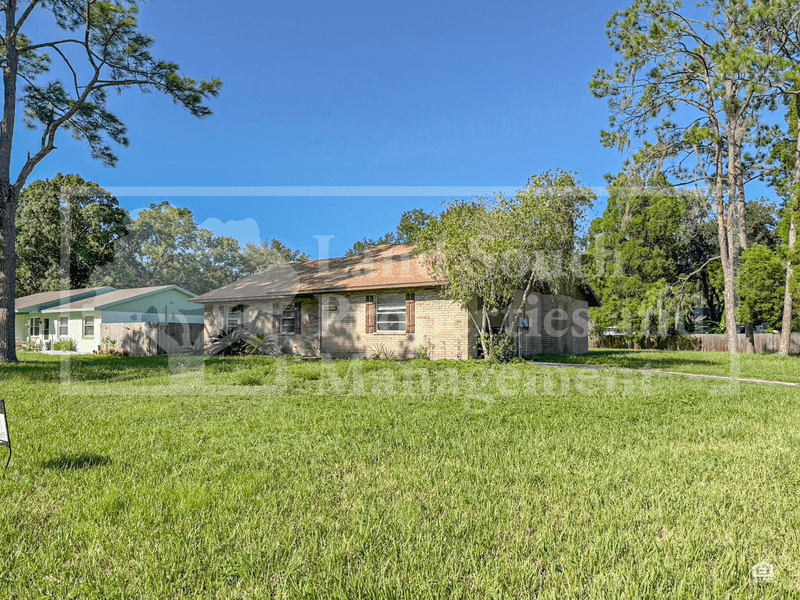 Lakeland House: 5011 Woodgreen Lane