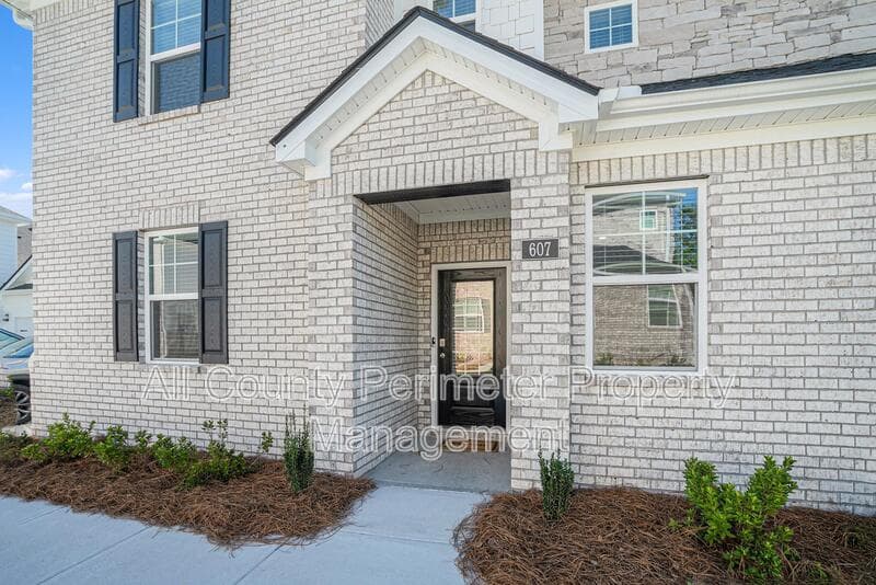 Loganville House: 607 Silver Moon Drive