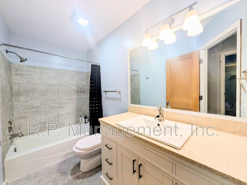 Woodbury Condo: 6317 Alderwood Bay