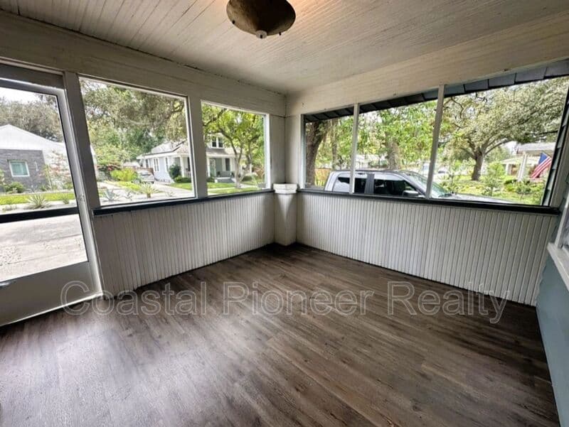 Tampa House: 115 W Plymouth St