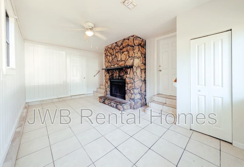 Jacksonville House: 768 Gardenia Ln