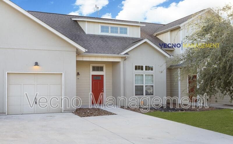 Pleasanton House: 215 Circle Court