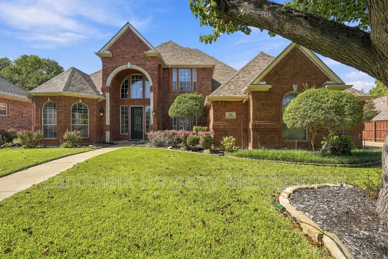 Arlington House: 2114 Bay Club Drive