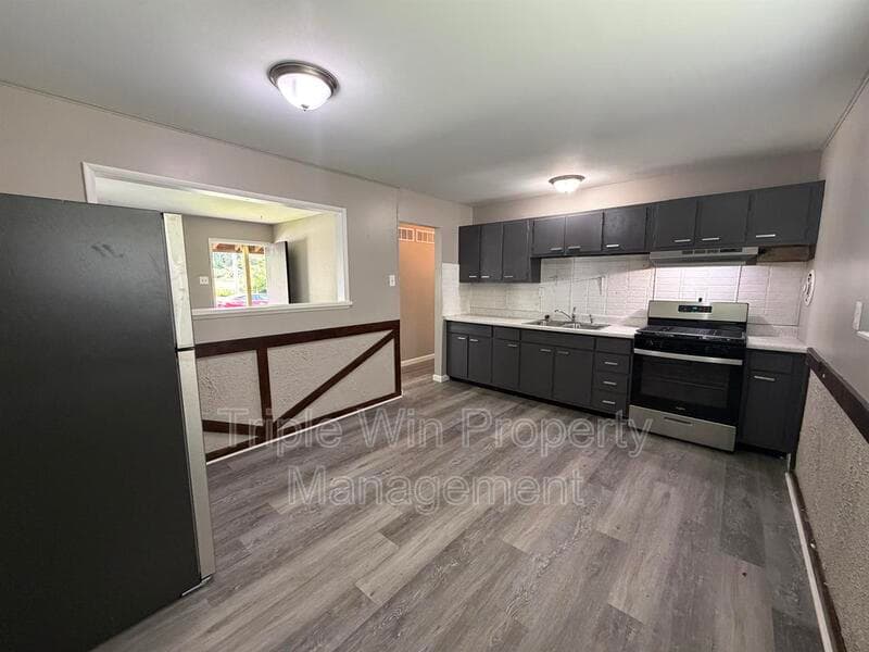 HAZELWOOD House: 7250 HOWDERSHELL RD