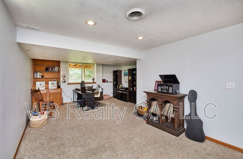 West Des Moines House: 6152 Dakota Dr