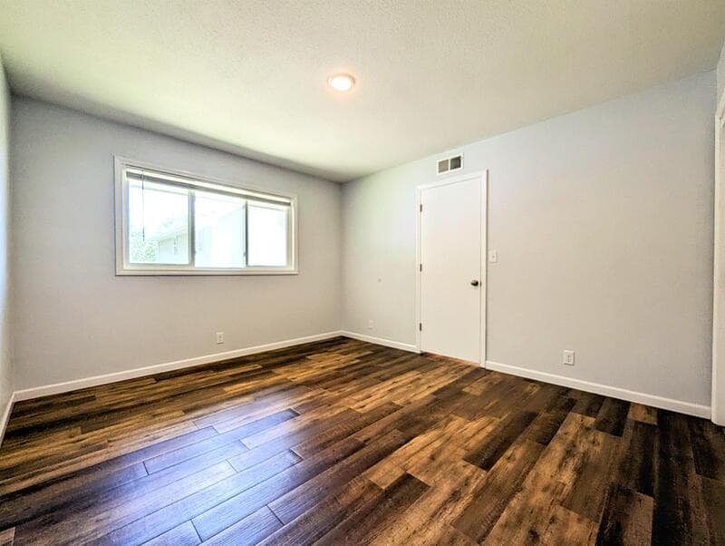 Pella Condo: 306 Central Drive - 3