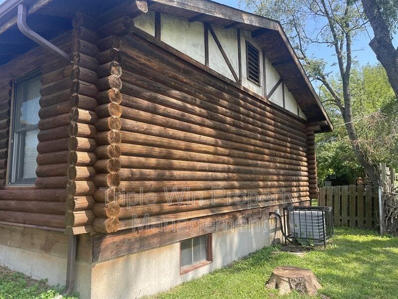 Florissant House: 60 Mohan Dr.