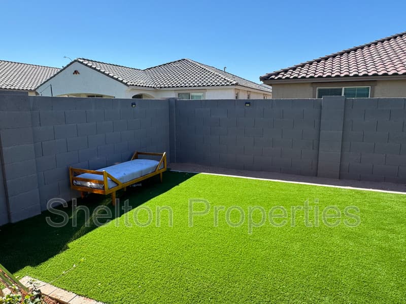 Avondale House: 10213 W Fairmount Ave