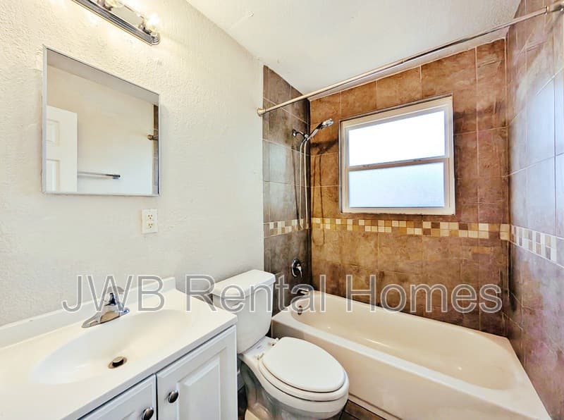 Jacksonville House: 6735 Miss Muffet Ln N