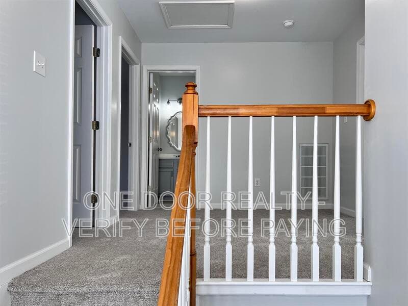 Williamsburg House: 120 Low Ridge Rd