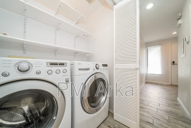 Kirkland House: 11818 NE 105th Ct