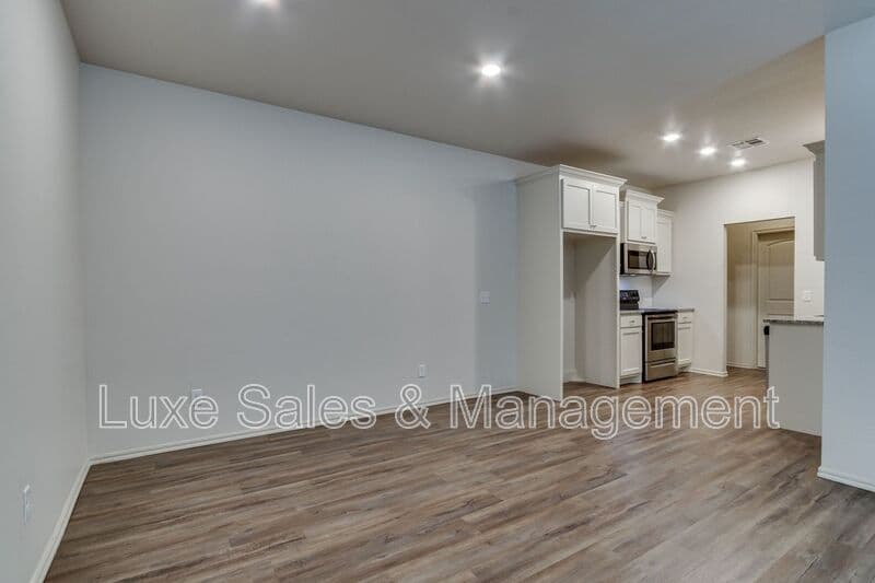 Edmond House: 341 Chalk Hill Ct