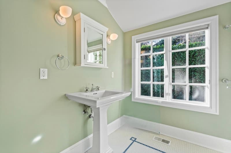 Seattle House: 1435 Newport Way