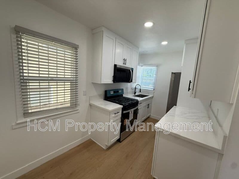 Long Beach House: 1048 Cedar Ave