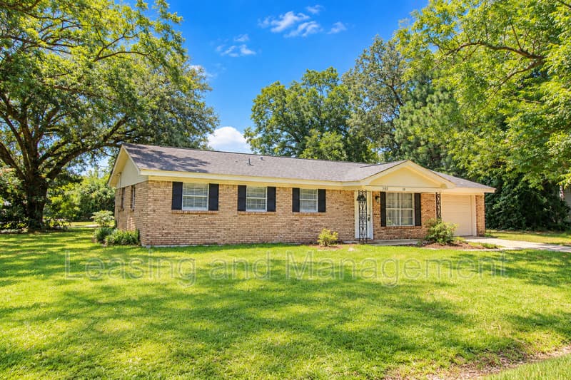 Charleston House: 305 Millcreek Drive