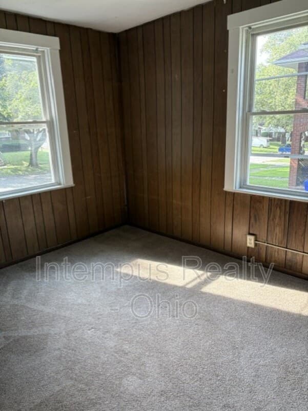 Mc Donald Condo: 325 Hayes Ave