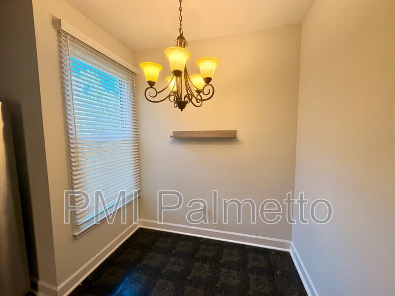 Columbia House: 3923 West Buchanan Drive