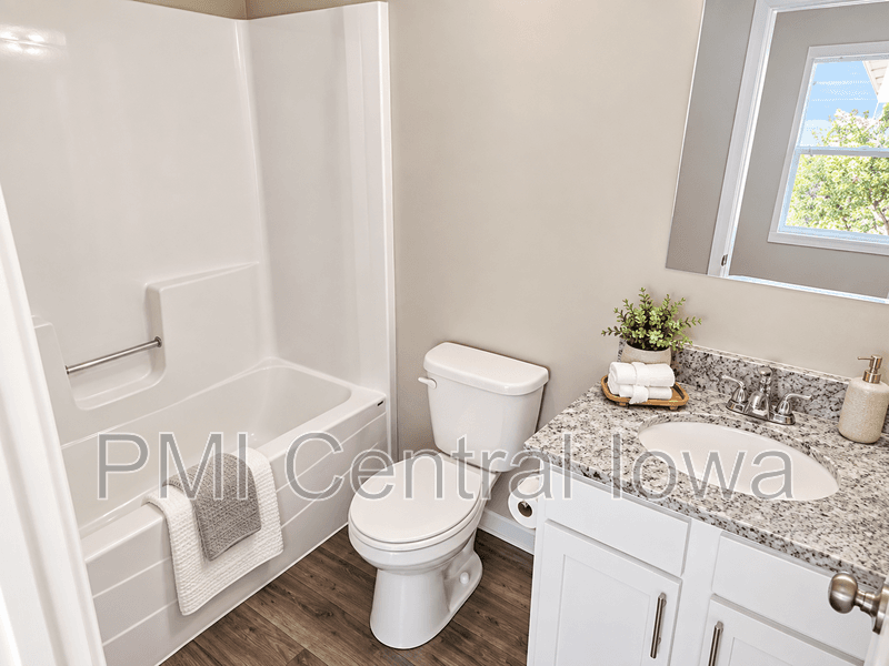 Grimes Townhome: 301 SE 11th St