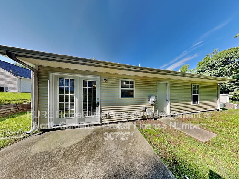 Greensboro House: 822 Banner Oak Ct